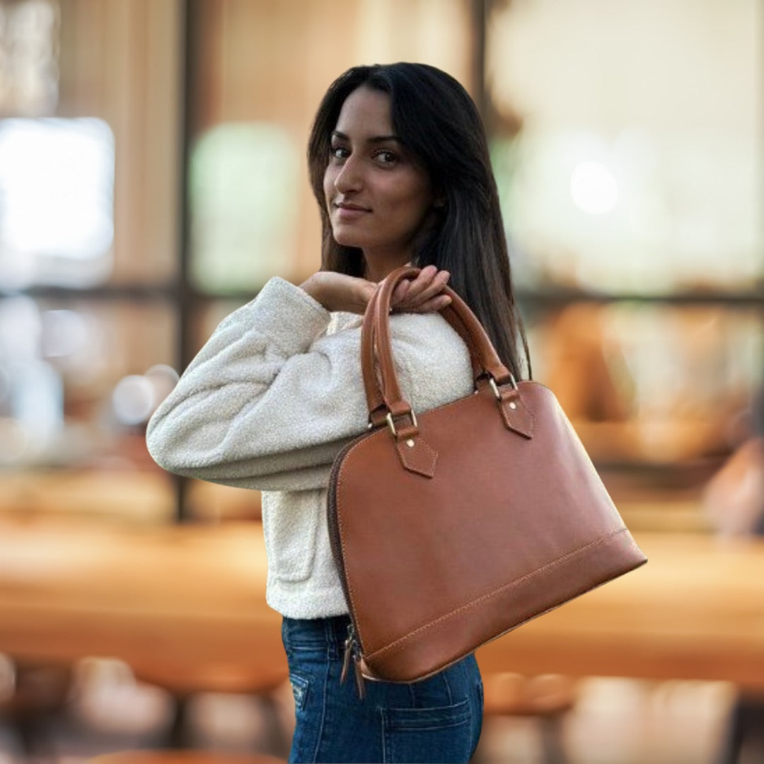 A person holding a purse photo – Free Style Image on Unsplash
